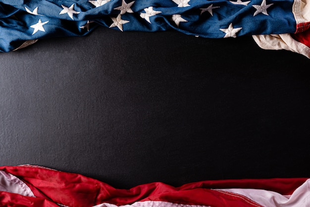 Jour du souvenir. Drapeaux américains contre un mur noir