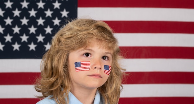 Jour de l'indépendance juillet enfant avec drapeau américain drapeau américain sur la joue des enfants ventilateur usa