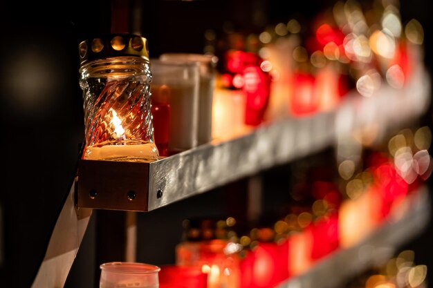 Le jour de l'indépendance de la Lettonie, des bougies sont allumées en hommage aux combattants de la liberté tombés