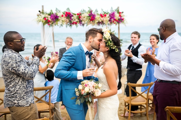 Jour de mariage du jeune couple de race blanche