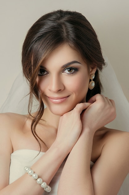 Jour de mariage fille brune en voile de mariée