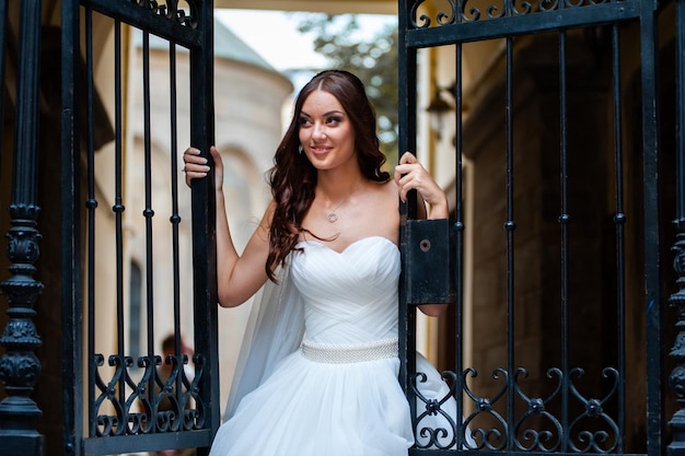 Jour de mariage de jeune mariée belle mode