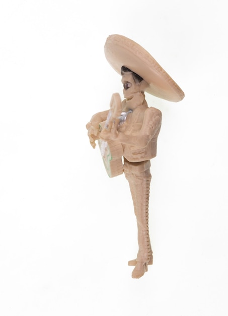 Jour des morts, jouet homme mexicain avec guitare isolé sur fond blanc