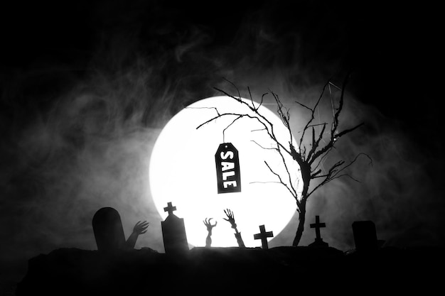 Jour des morts vente cimetière d'Halloween avec des tombes et les morts tirent les mains inscriptions vente