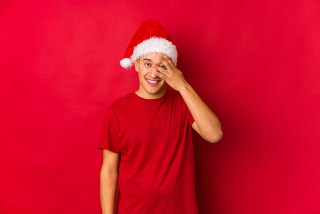 Le jour de Noël, un jeune homme cligne des yeux à la caméra, gênant le visage.