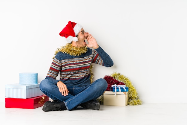 Le jour de Noël, un jeune homme cligne des yeux à la caméra, gênant le visage.