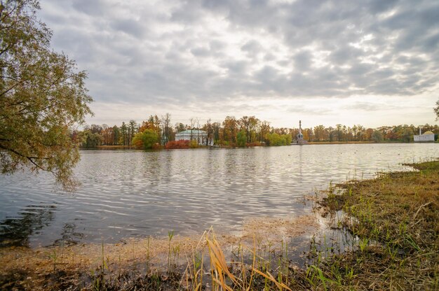 Un jour nuageux au bord du lac