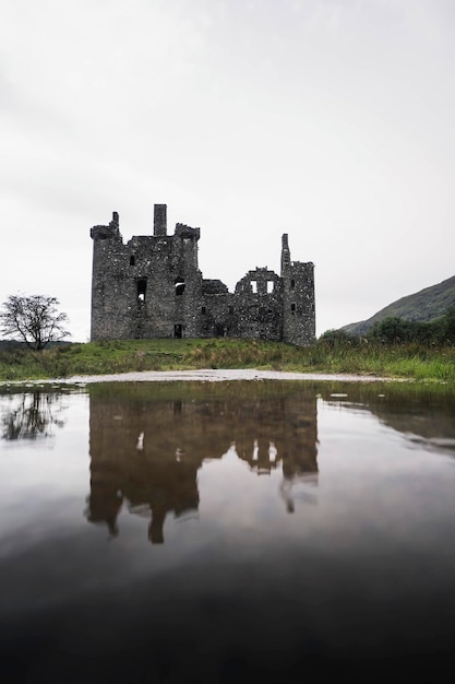 Photo jour nuageux avec le château de kilchurn, ecosse