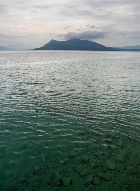 Jour nuageux sur la mer Égée sur la station thermale grecque sur l'île Evia Eubée dans la mer Égée