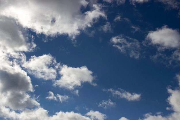 Jour nuageux nuages blancs dans le ciel bleu nuages dispersés