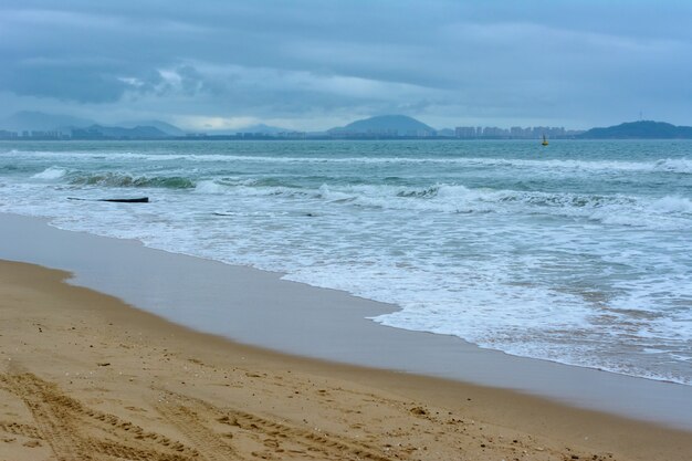 Jour nuageux, plage déserte de sable de la côte de la baie de Haitang en mer de Chine méridionale. Sanya, île de Hainan, Chine. Paysage naturel.