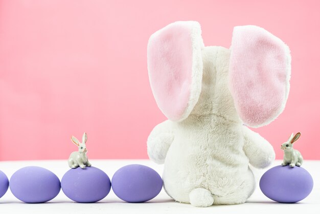 Photo jour de pâques petit lapin avec des oeufs décorés