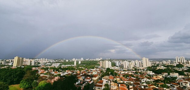 Jour de pluie dans la ville avec de gros nuages Ribeirao Preto City Skyline ville célèbre au Brésil