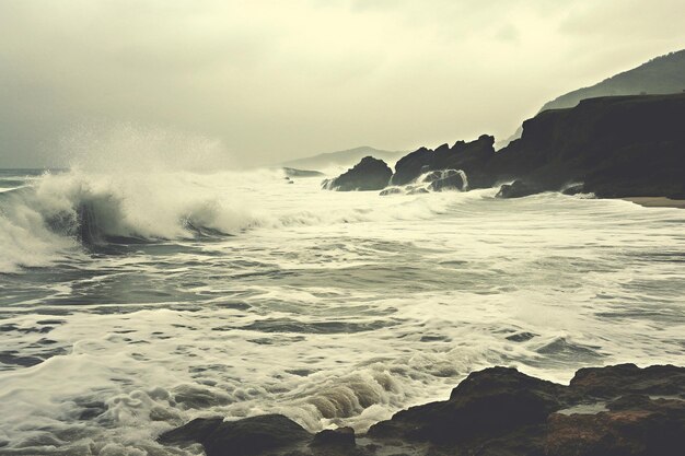 Un jour de pluie sur une plage côtière avec des vagues violentes