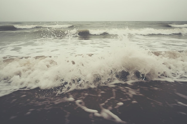 Un jour de pluie sur une plage avec des vagues qui s'écrasent sur le rivage