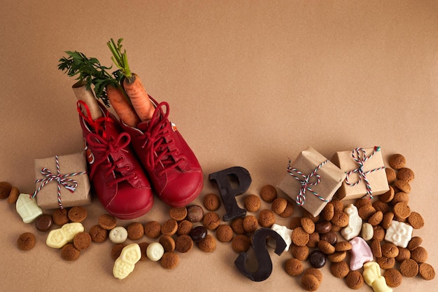 Jour de saint nicolas sinterklaas avec carotte de chaussure et bonbons traditionnels sur fond de caramel