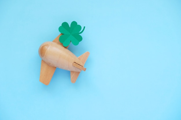 Jour de la Saint-Patrick, Shamrock chance avion sur fond bleu