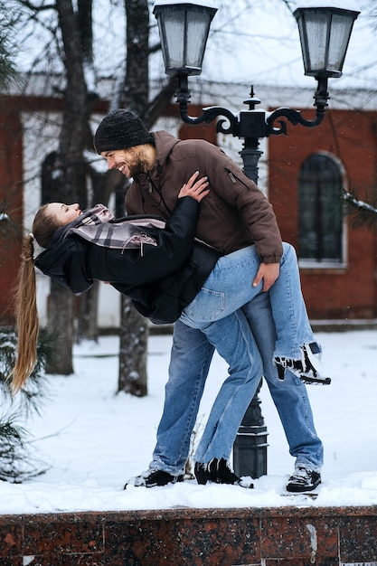 Jour de la Saint-Valentin à l'extérieur idées de fête date histoire d'amour d'hiver datant de la saison froide pour les couples jeune couple amoureux jouer à la boule de neige étreindre et s'embrasser dans la rue et le parc de la ville en hiver