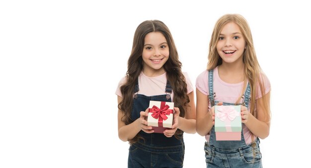 Jour de shopping Cadeau d'anniversaire Pour mon cher ami Les filles, les sœurs ou les amis tiennent des coffrets cadeaux Les filles ouvrent le cadeau de vacances Les enfants joyeux tiennent des cadeaux Cadeaux d'ouverture Cadeau parfait pour les adolescents