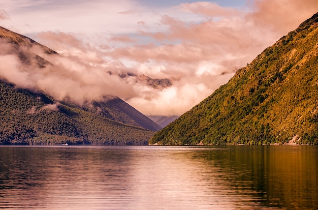 Jour de tempête sur le lac par temps nuageux de mauvaise humeur à Nelson en Nouvelle-Zélande