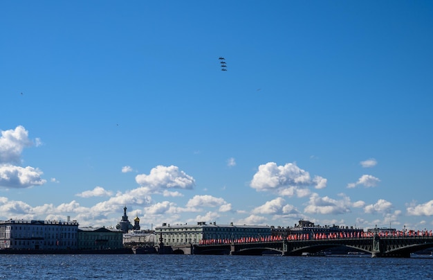 Jour de la victoire le 9 mai le vol d'avions au-dessus de la Neva Saint-Pétersbourg