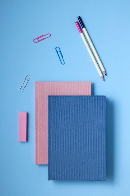 Le journal des balles est une nature morte au-dessus de la vue.