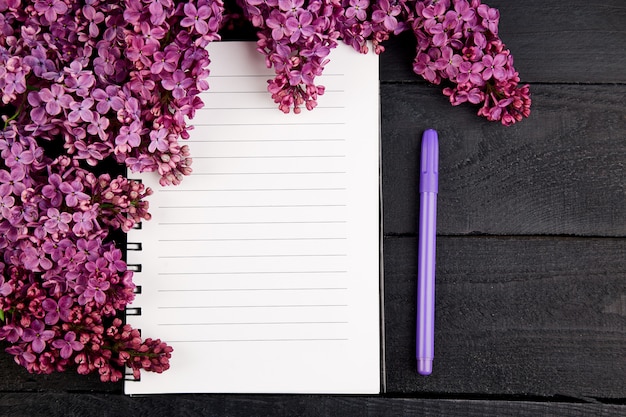 Journal et bouquet lilas