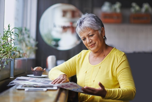 Journal de café et femme âgée lisant un article de presse quotidien ou un journal du matin en magasin