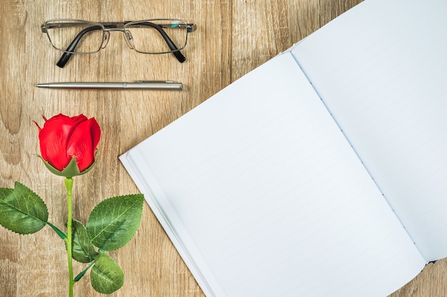 Journal de cahier vierge avec des roses rouges Valentine concept