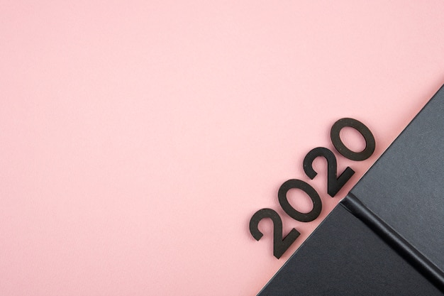 Journal du nouvel an 2020 sur fond rose