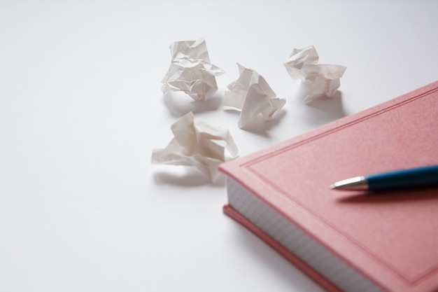 Le journal sur un fond blanc et des morceaux de papier froissés