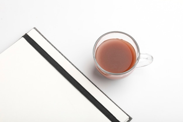 Journal intime et stylo avec tasse de thé
