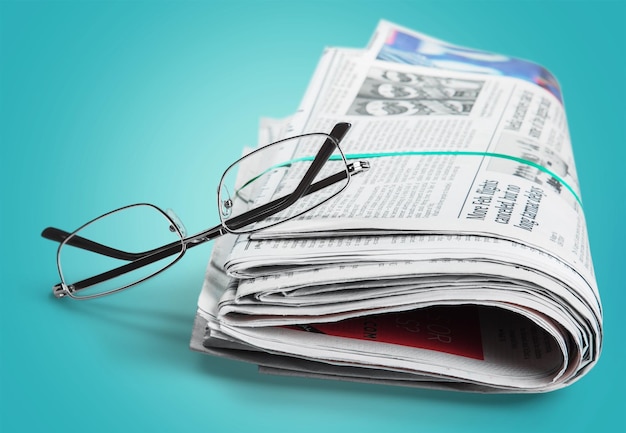 Journal et lunettes de lecture