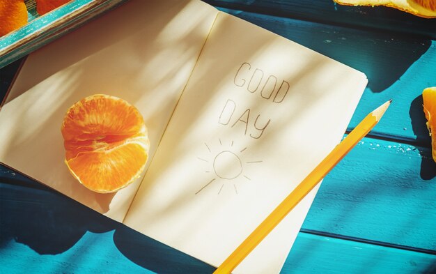 Photo journal ouvert avec un crayon sur une table.