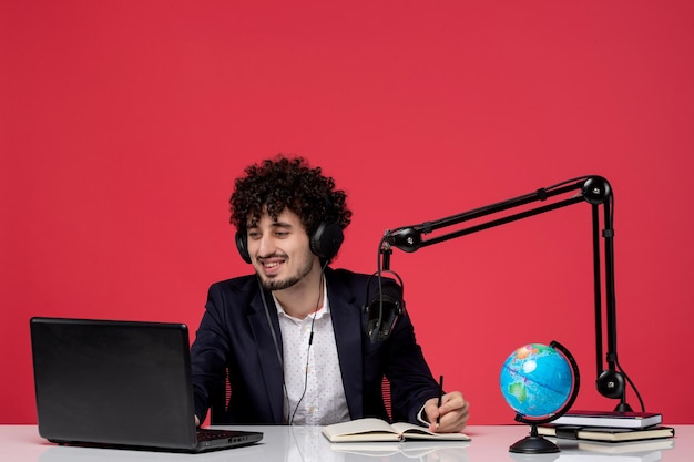 Journaliste blogueur sérieux beau mignon jeune homme en blazer noir enregistrant un discours souriant