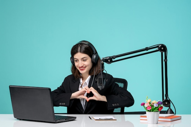 Journaliste blogueuse jeune fille mignonne en blazer noir enregistrant un discours à la caméra heureuse