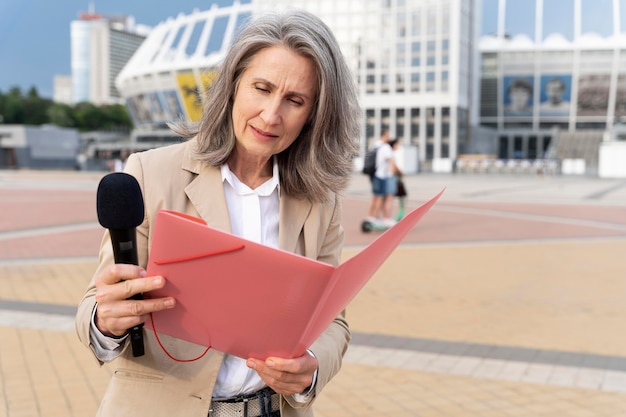 Journaliste Caucasienne à L'extérieur