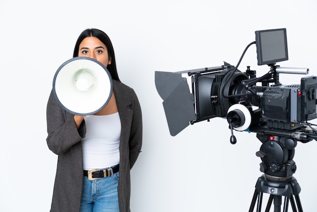 Journaliste femme colombienne tenant un microphone et rapportant des nouvelles sur blanc