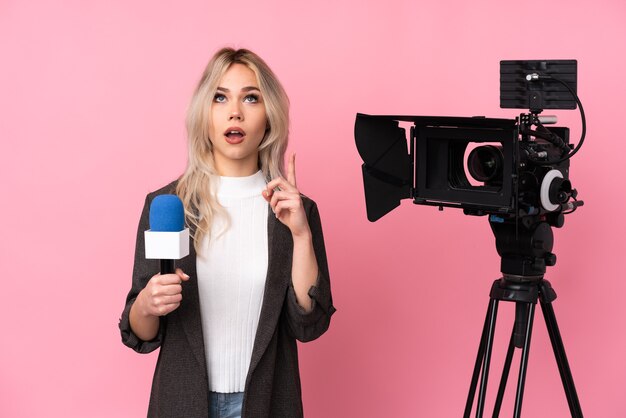 journaliste femme sur fond rose isolé