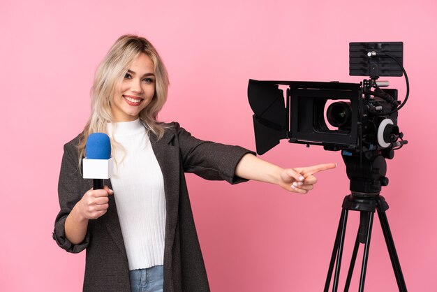 Journaliste femme sur mur isolé