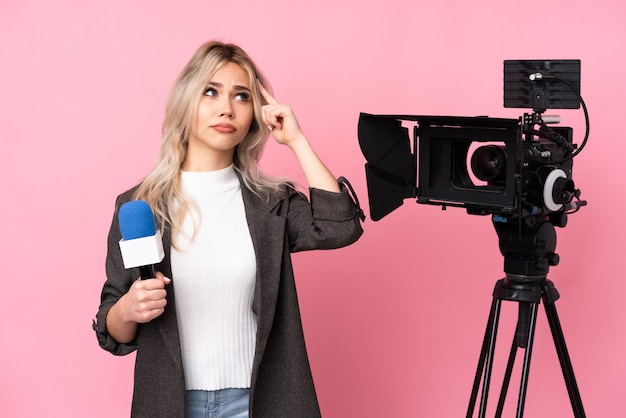 Journaliste femme sur mur isolé