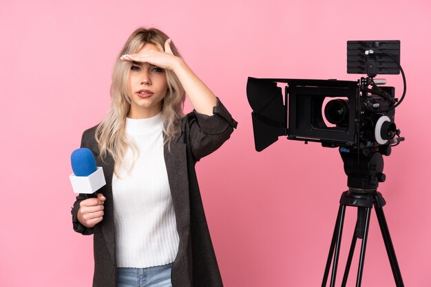 Journaliste femme sur mur isolé