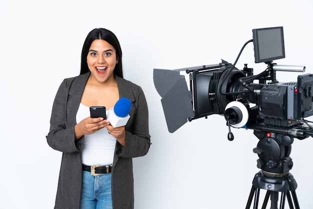 Journaliste femme tenant un microphone et rapportant des nouvelles sur blanc