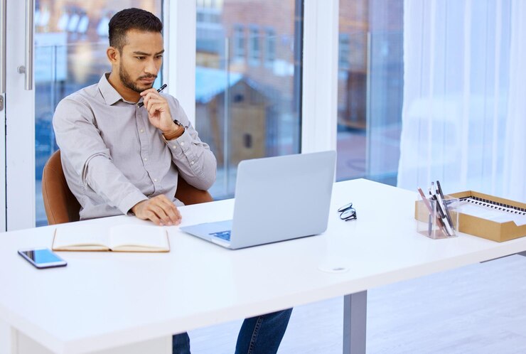 Photo journaliste et lecteur avec un ordinateur portable au bureau pour des idées, des pistes ou des histoires dans une société de médias, rédacteur en chef et employé par ordinateur, carnet de notes et progrès de la recherche avec des informations pour la lettre d'information.