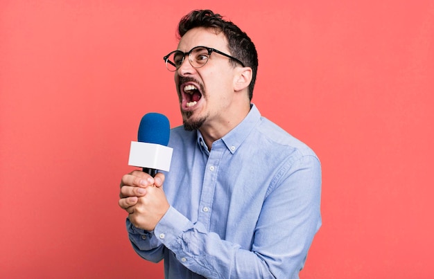 Journaliste ou présentateur d'homme adulte avec un microphone