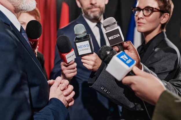 Journalistes interviewant un homme d'affaires lors d'une conférence