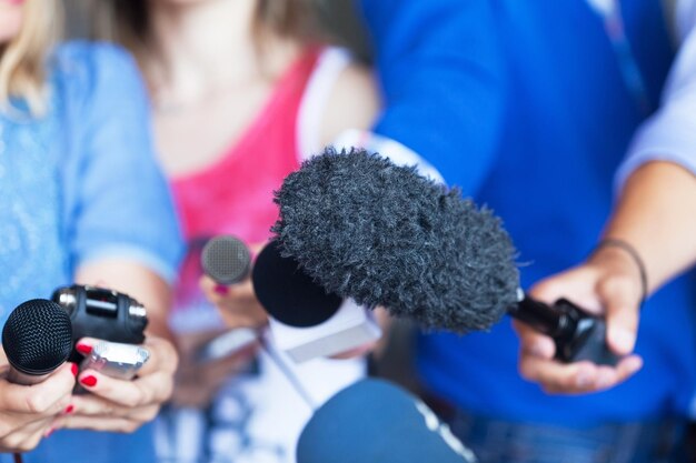 Photo des journalistes en train d'interviewer