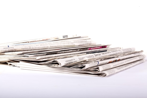 Journaux sur fond blanc