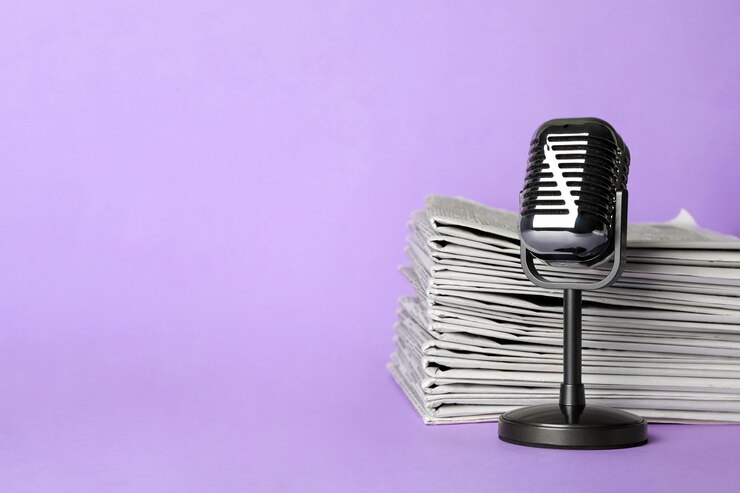 Photo journaux et microphone vintage sur fond violet clair espace pour le texte journalist39s work