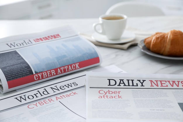 Photo journaux avec le titre cyber attack sur la table à l'intérieur